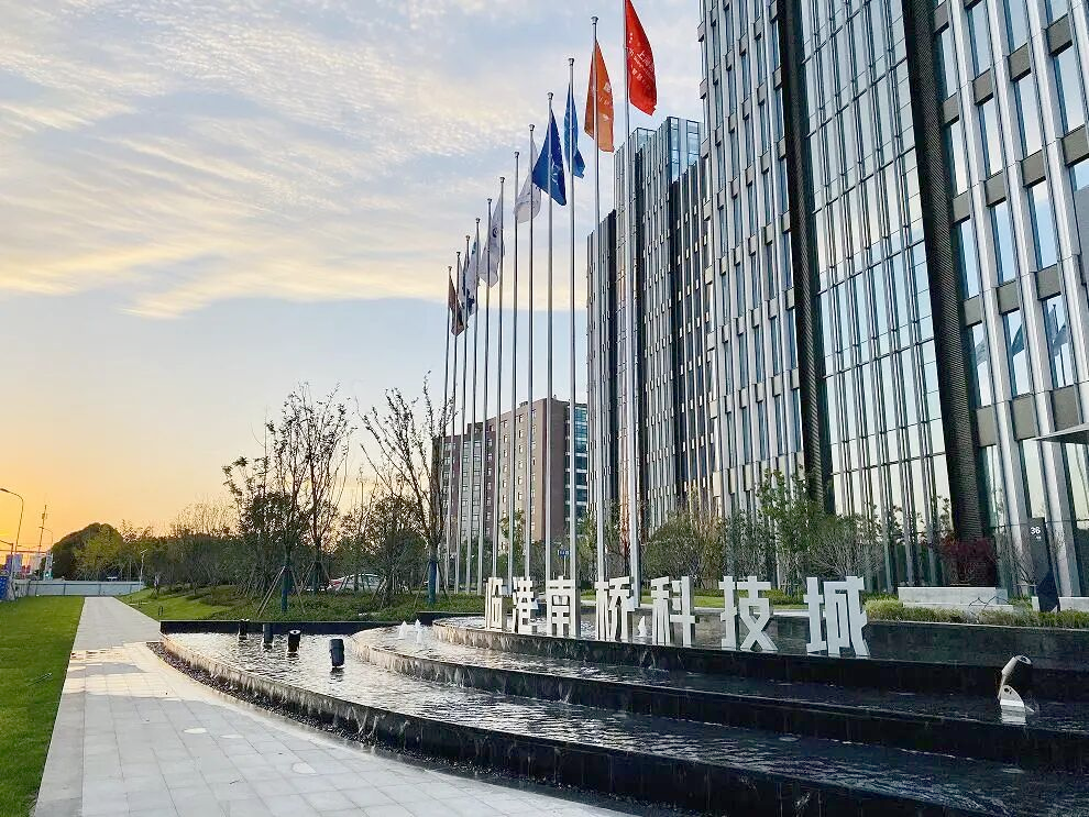 两家科技企业，入驻临港南桥科技城！